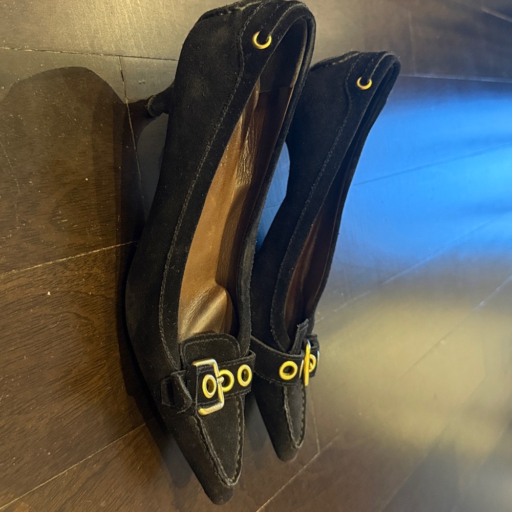 Elegant Black Suede Women's Shoes with Gold Accents - Picture 5 of 6